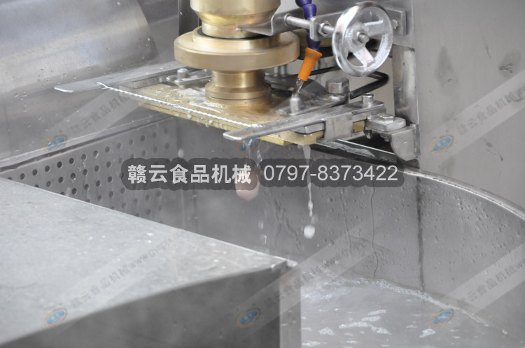 成型出來的一個(gè)肉丸